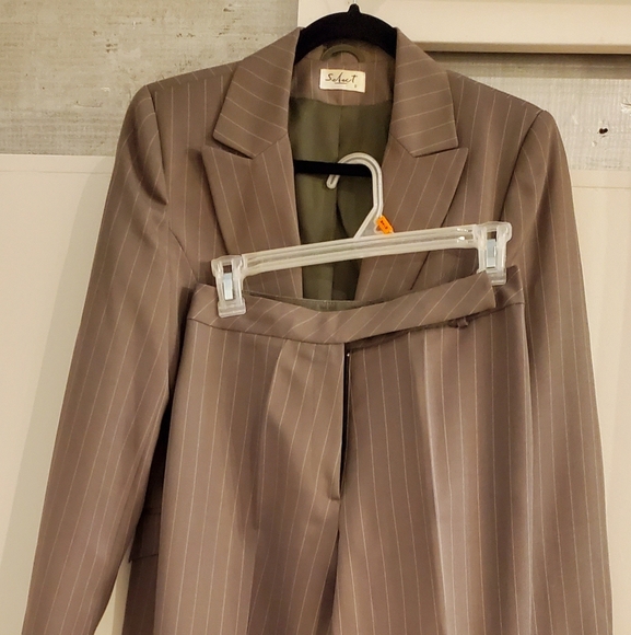 Blazer and pants suit - Picture 2 of 5